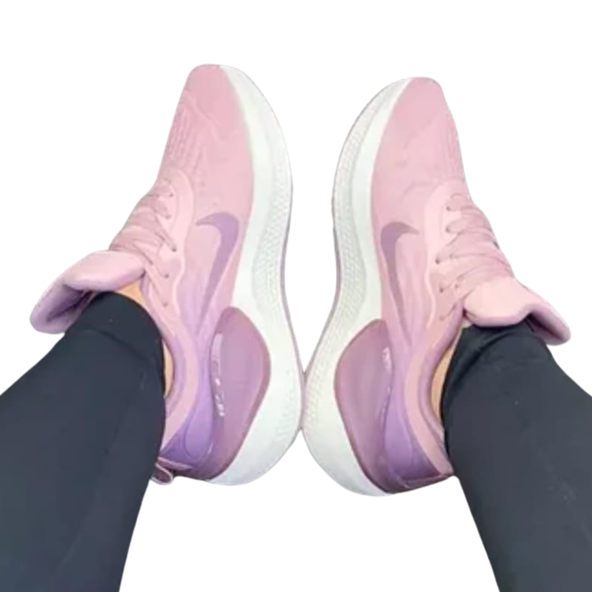 COMPRAR ZAPATILLAS NIKE FLY V2 MUJER: Rendimiento y Estilo para Tu Día a Día en Onlineshoppingcenterg. Las ZAPATILLAS NIKE FLY V2 MUJER son la elección ideal para quienes buscan un calzado cómodo, resistente y con estilo. En Onlineshoppingcenterg tenemos estas zapatillas listas para acompañarte en tus entrenamientos o simplemente para un día activo, con la tecnología y calidad que solo Nike ofrece.  ¿Por Qué Elegir las Zapatillas Nike Fly V2 Mujer? Las Nike Fly V2 Mujer se destacan por su ligereza y soporte, ideales tanto para correr como para el uso diario. La amortiguación suave y la suela con tracción mejorada ofrecen una pisada cómoda y segura en cada paso. Estas zapatillas están diseñadas pensando en las necesidades de las mujeres activas que buscan rendimiento sin sacrificar estilo.  Características Destacadas de las Nike Fly V2 Mujer Amortiguación Reactiva: Proporciona comodidad en cada paso, ideal para caminatas largas o entrenamientos intensos. Diseño Ligero: Con materiales de alta calidad que ofrecen resistencia y flexibilidad. Suela con Agarre Mejorado: Perfecto para todo tipo de superficies, brindando estabilidad en cada movimiento. Estilo Moderno: Ideal para combinar con cualquier atuendo deportivo o casual. Comparativa entre Modelos Populares de la Serie Nike Fly La línea Nike Fly incluye una variedad de modelos diseñados para satisfacer diferentes necesidades. Aquí comparamos algunos de los modelos más populares, como el Nike Zoom Fly 5 y el Nike Vaporfly 3, que ofrecen características únicas y varían en estilo y funcionalidad.  Modelo	Uso Principal	Características Clave Nike Fly V2 Mujer	Uso diario y running	Amortiguación reactiva, diseño ligero Nike Zoom Fly 5	Running de larga distancia	Amortiguación Zoom, suela de tracción Nike Vaporfly 3	Competencias	Materiales ultra ligeros